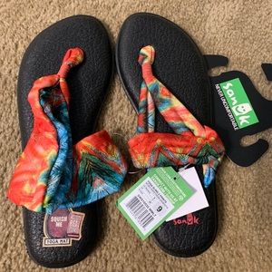Sanuk sandals NWT